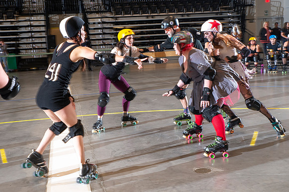 Zombies_vs_Vampires_123
